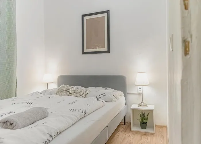 Comfy 2br Very Central, 10-min To Westbahnhof Bécs