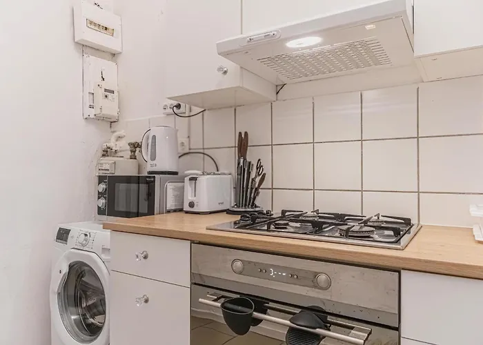Comfy 2br Very Central, 10-min To Westbahnhof Apartment *