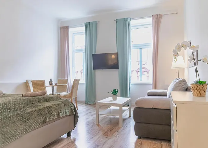 Apartment Comfy 2br Very Central, 10-min To Westbahnhof Wien